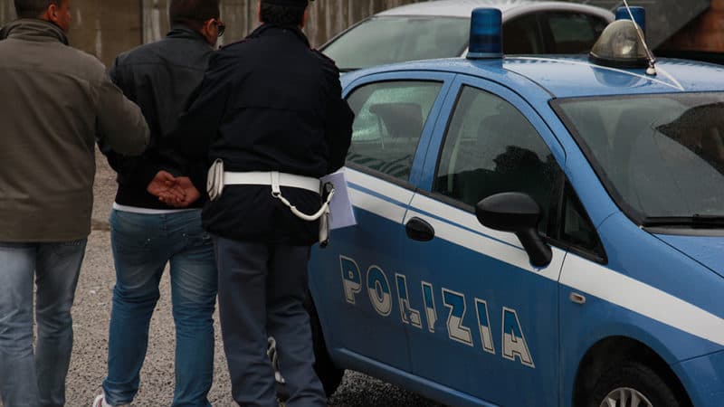 Polizia: Donna 29enne pluripregiudicata arrestata per evasione dai domiciliari e tradotta in Questura