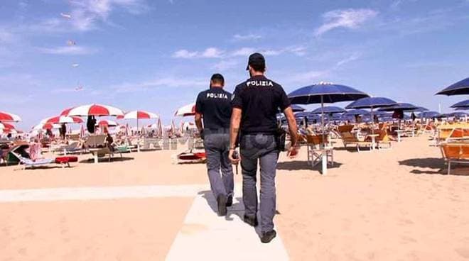 Gaeta: due stranieri minorenni rubano presso lo Stabilimento Militare e il Miramare, uno preso dalla polizia. Era armato di coltello