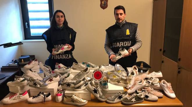 Guardia di Finanza - 10.000 prodotti contraffatti tra capi d'abbigliamento e accessori