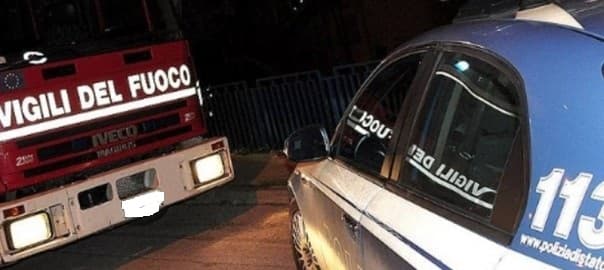 Tre auto danneggiate dalle fiamme, polizia indaga collegamenti rissa avvenuta dinanzi al carcere