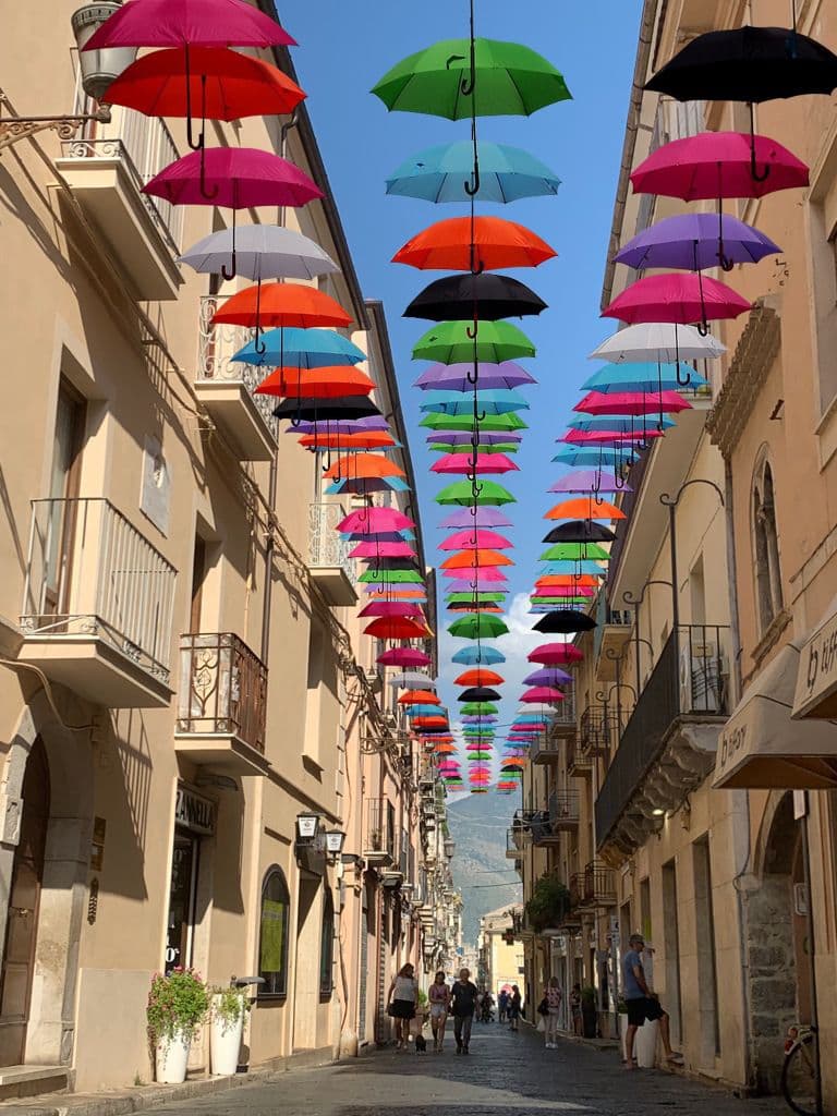 Fondi - Dal 3 al 7 settembre, Vicol’Art: antichi mestieri e ombrelli colorati nel centro storico