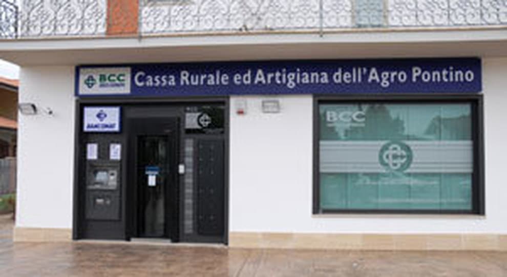 Polizia: individuati e arrestati 3 rapinatori che fecero in banca un bottino di ottantamila euro