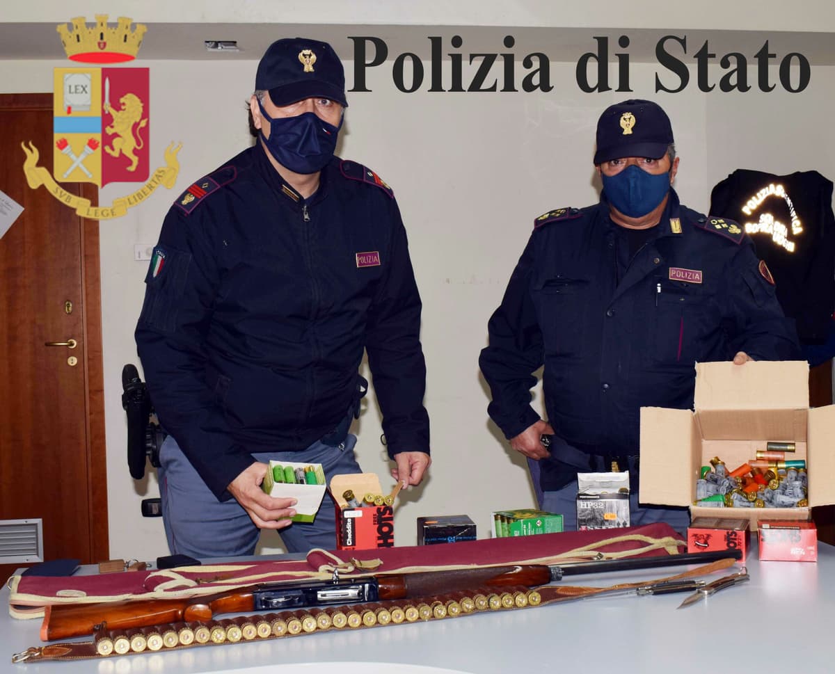 Polizia: arrestato pluripregiudicato 77enne trovato in possesso di un'arma clandestina con munizioni