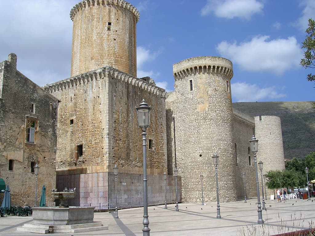 Raccontando Fondi: Domenica 21 ore 16.00 raduno al Castello Caetani, sinergia di cinque associazioni