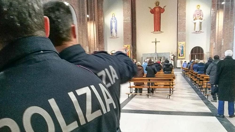 Polizia: ladra seriale rubava ai fedeli che si recavano in chiesa facendo dei sopralluoghi