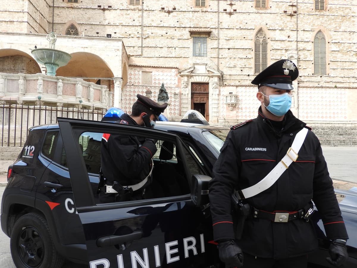 Donna entra in caserma in monopattino ed esce in gazzella: curava i collegamenti con il carcere