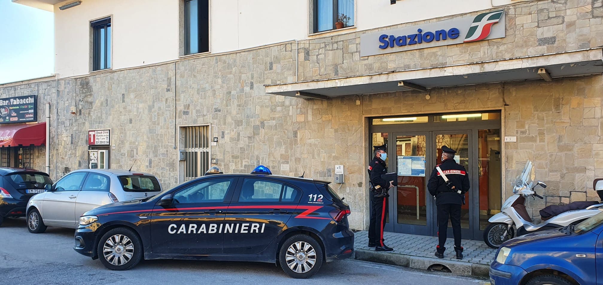 Minturno - Tenta il suicidio camminando sui binari