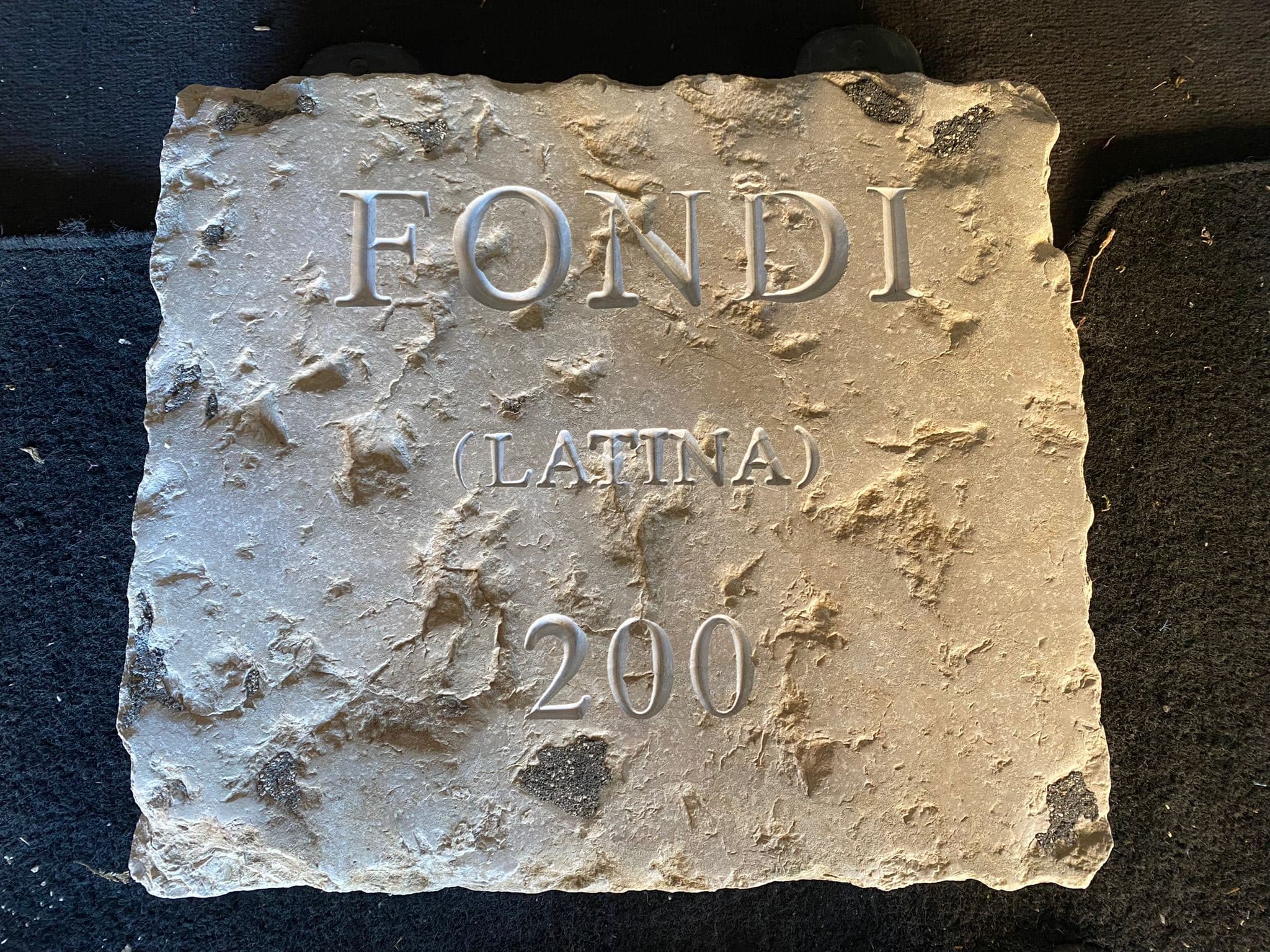 Fondi manda la sua pietra commemorativa per l’opera di Nuraghe Chervu