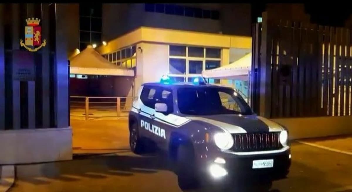 Lo colpisce con calci e pugni costringendolo a consegnargli il bancomat