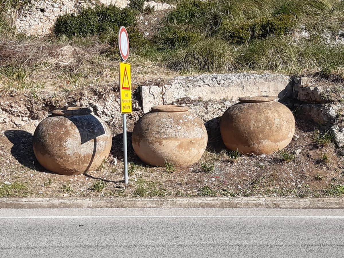 Sperlonga ci viene incontro con i suoi dolia