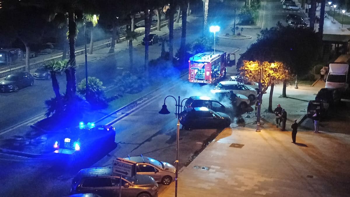 Gaeta, tre auto in fiamme sul lungomare Caboto