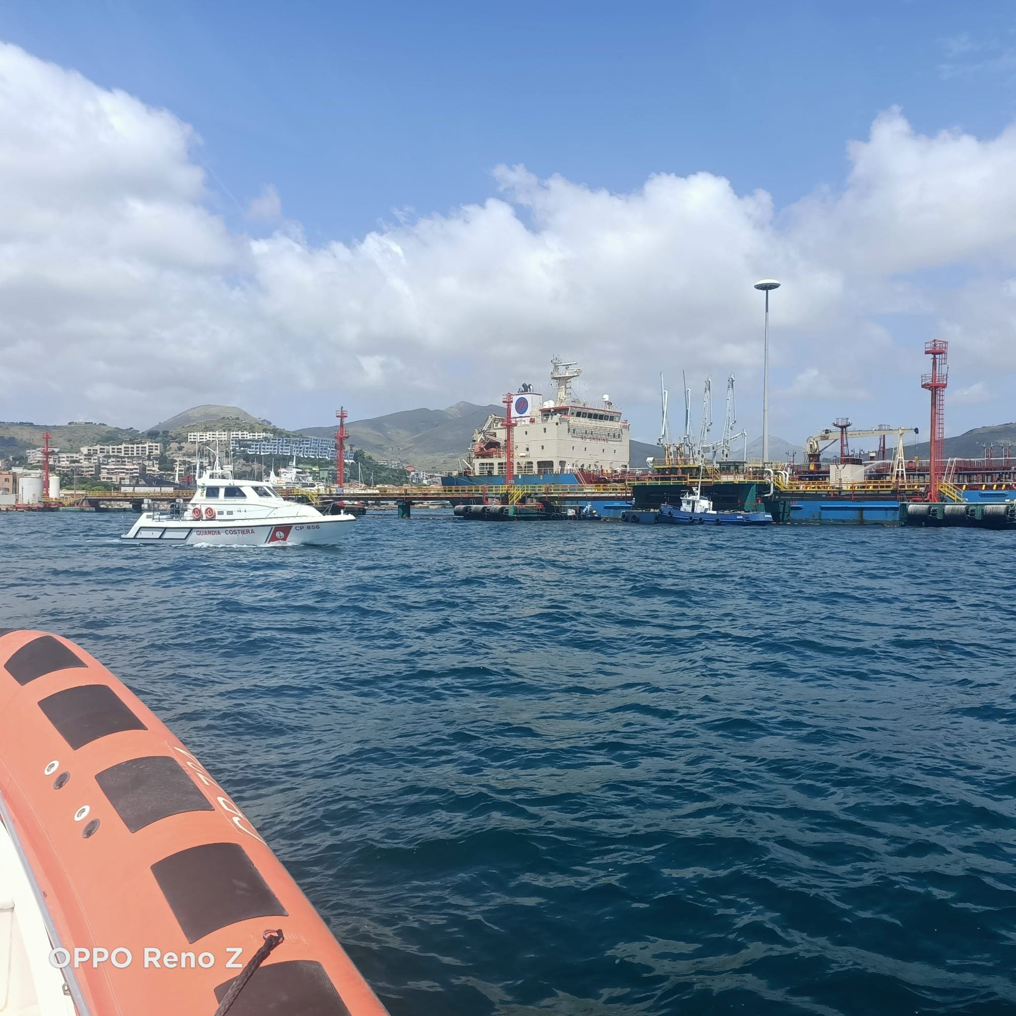 Gaeta: Esplosione e sversamento di idrocarburi nell'area portuale, protagonista la Guardia Costiera