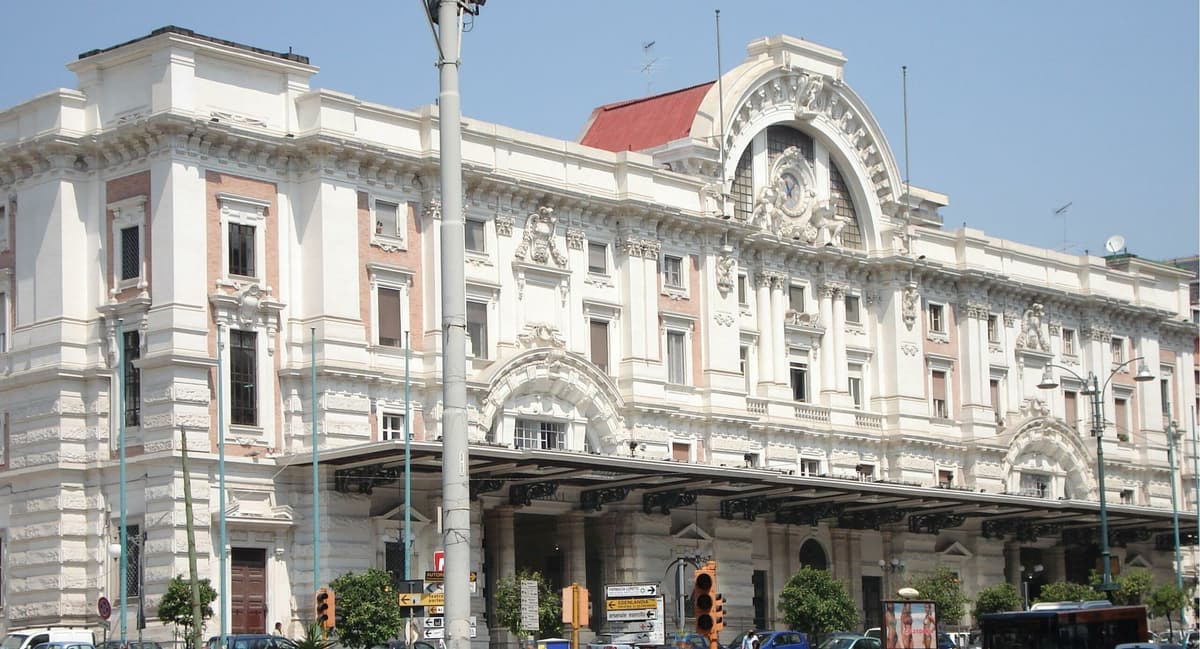 Stazione Napoli Mergellina: un lento declino, la vergogna dei servizi igienici aboliti