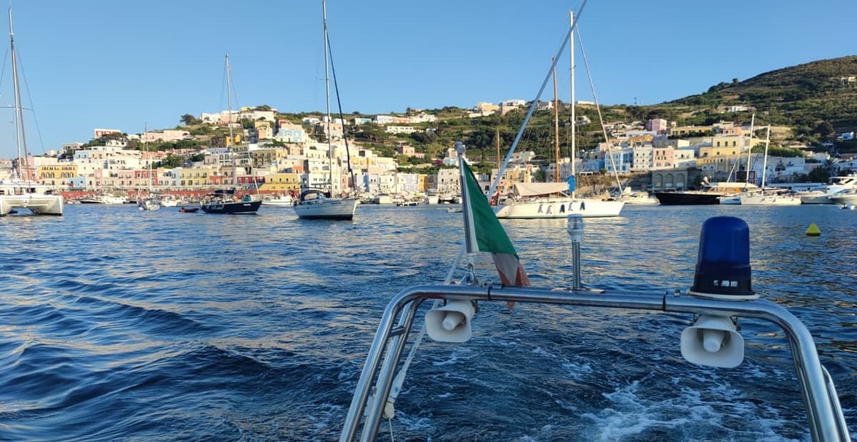 Ponza: Imbarcazione in difficoltà nel porto, interviene la Guardia Costiera