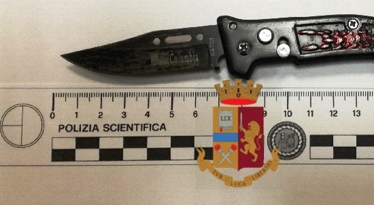 Pianta un coltello sul tavolo di un pub