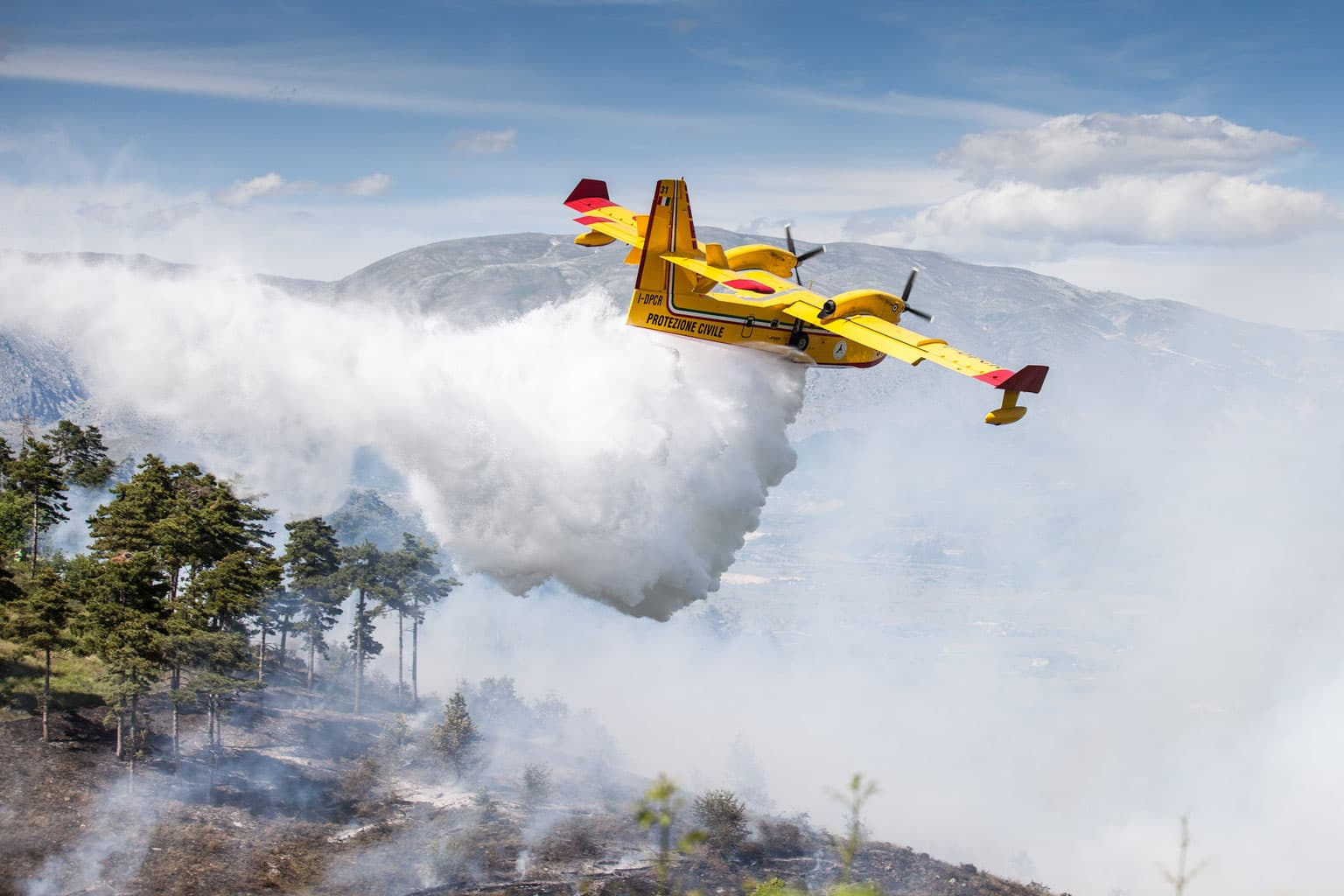 Incendi boschivi: Italia in soccorso della Francia, con due canadair 15 ore di volo e 33 lanci sulle fiamme