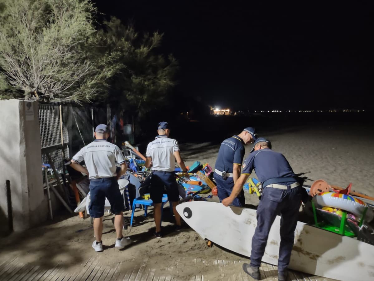 Guardia Costiera: sequestrati 600 lettini e ombrelloni tra la Spiaggia La Fiumetta e il litorale del Lungomare Viale Circe di Terracina