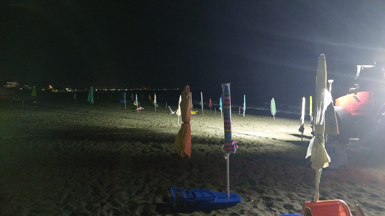 Ombrelloni posizionati di notte sulla spiaggia libera: ancora un sequestro