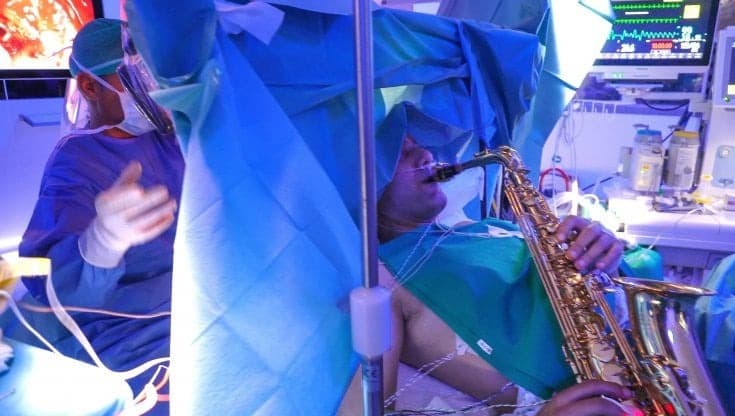 Operato da sveglio mentre suona il sassofono: Paziente con tumore cerebrale