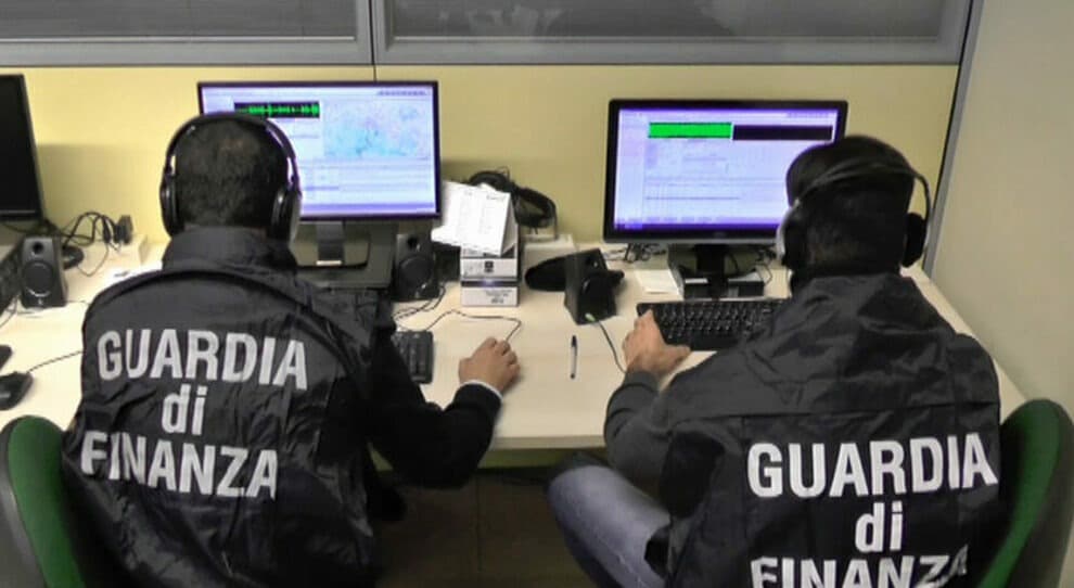 Guardia di Finanza: intercettato pacco in partenza per Rotterdam con 120.000 euro in contanti, proventi di spaccio droga