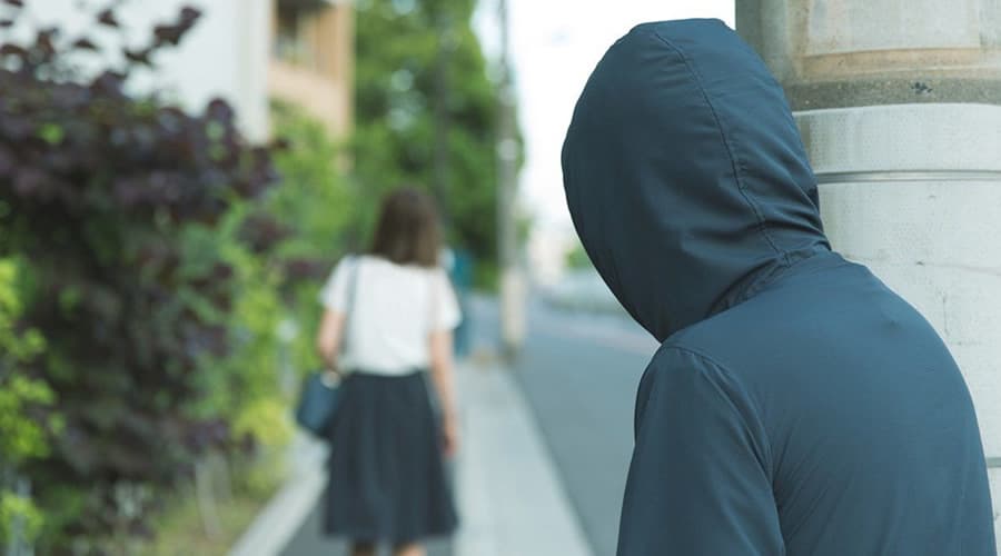 Morbose attenzioni e condotte persecutorie nei confronti della vicina, eseguita la misura cautelare del divieto di avvicinamento nei confronti di un 45enne 