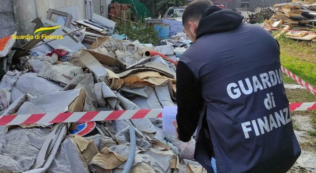 Discarica abusiva sequestrata dalla Guardia di Finanza. Presenti prodotti chimici, eternit, solventi e pneumatici