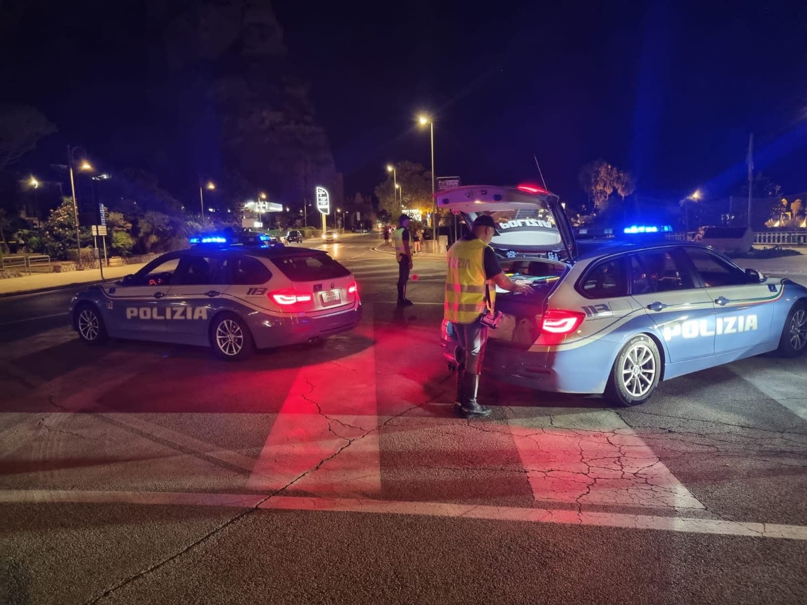Folle corsa con un mezzo rubato. Denunciato dai poliziotti delle volanti per ricettazione, resistenza a Pubblico Ufficiale e detenzione di arma da taglio