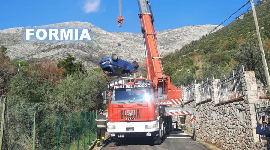 Formia, Santa Maria La Noce: recuperata l'auto finita in un canalone dopo la bomba d'acqua