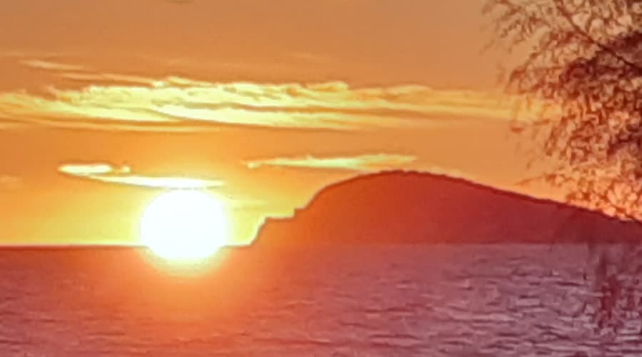 A Scauri il sole tramonta nel mare