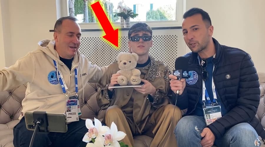 Svelato l'enigma dei 3 Brothers a Sanremo. Il cantante LDA omaggiato con l'ormai famoso Teddy portafortuna