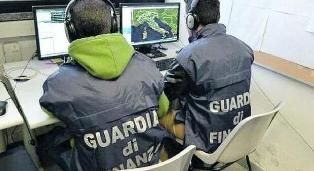 Cittadino italiano acquista via internet 128 flaconcini di cristalli di cannabis, ma bussano alla porta come corrieri militari della Guardia di Finanza
