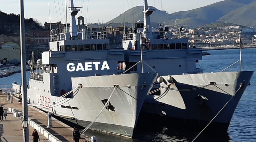 Nave “Palmaria” e nave “Ponza” in sosta al porto di Gaeta