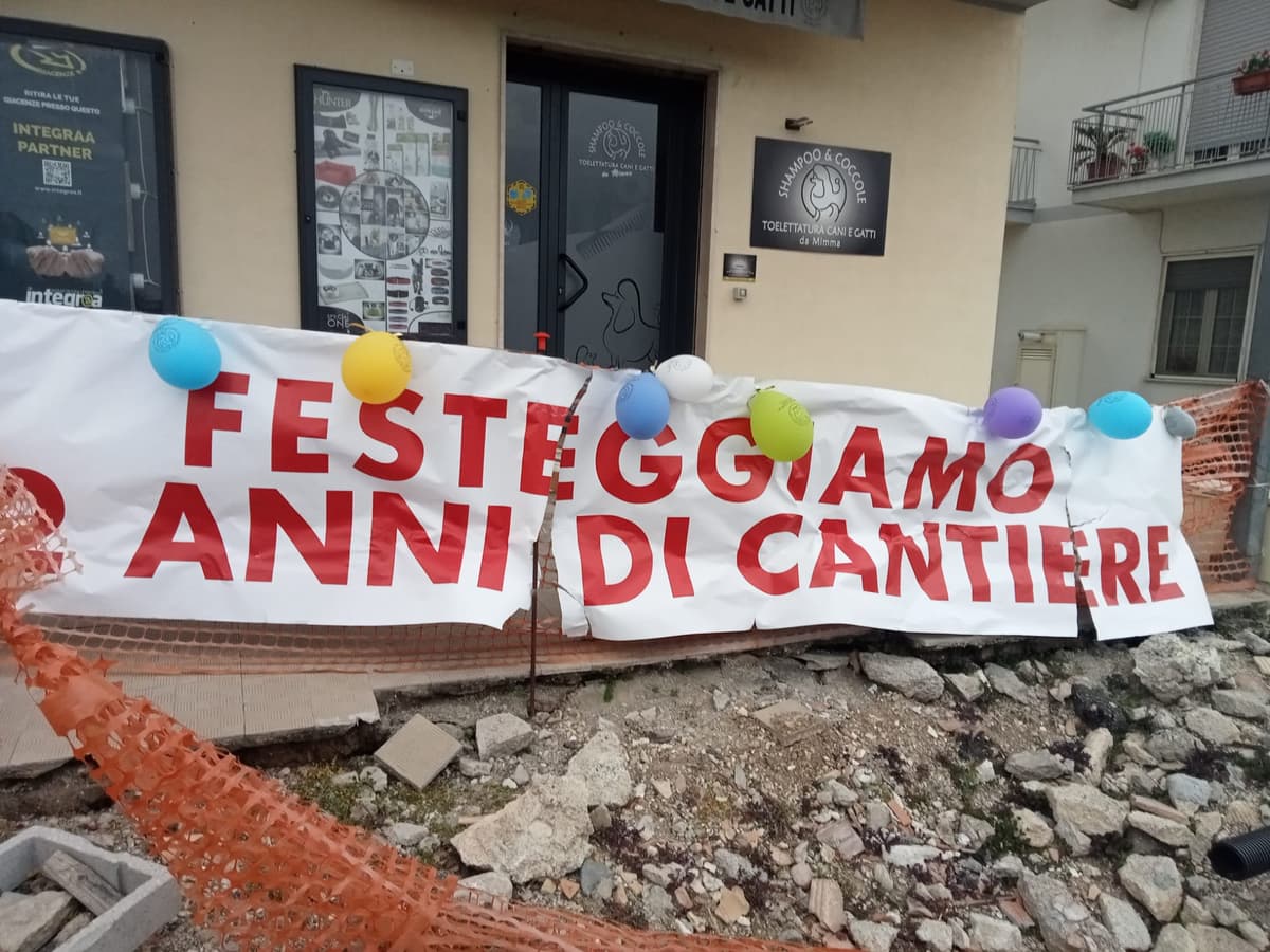 MINTURNO, I COMMERCIANTI "FESTEGGIANO" I 2 ANNI DI CANTIERE SULLA VIA APPIA