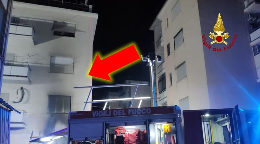 FOTO - Formia, Via Palazzo: incendio nel condominio popolare. Evacuati gli inquilini in 12 appartamenti