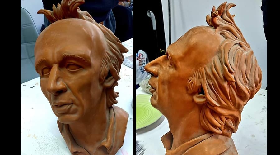 La testa di Roberto Benigni. L'opera del formiano Dario Caruso