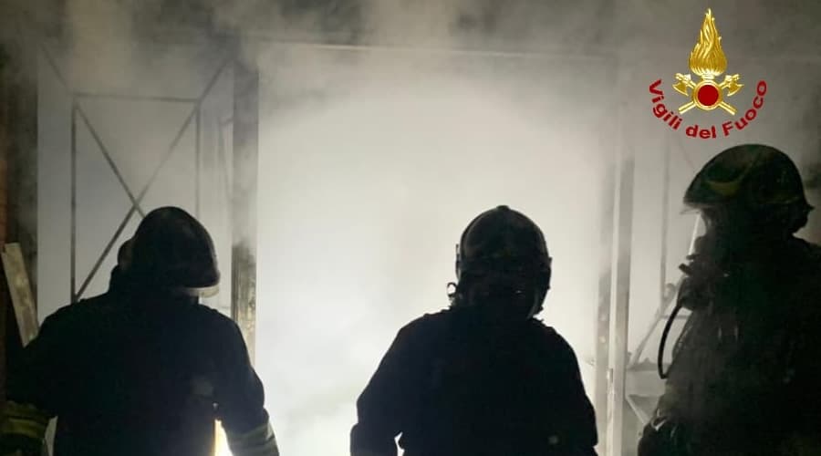 Fiamme in un rustico. L'intervento dei Vigili del Fuoco