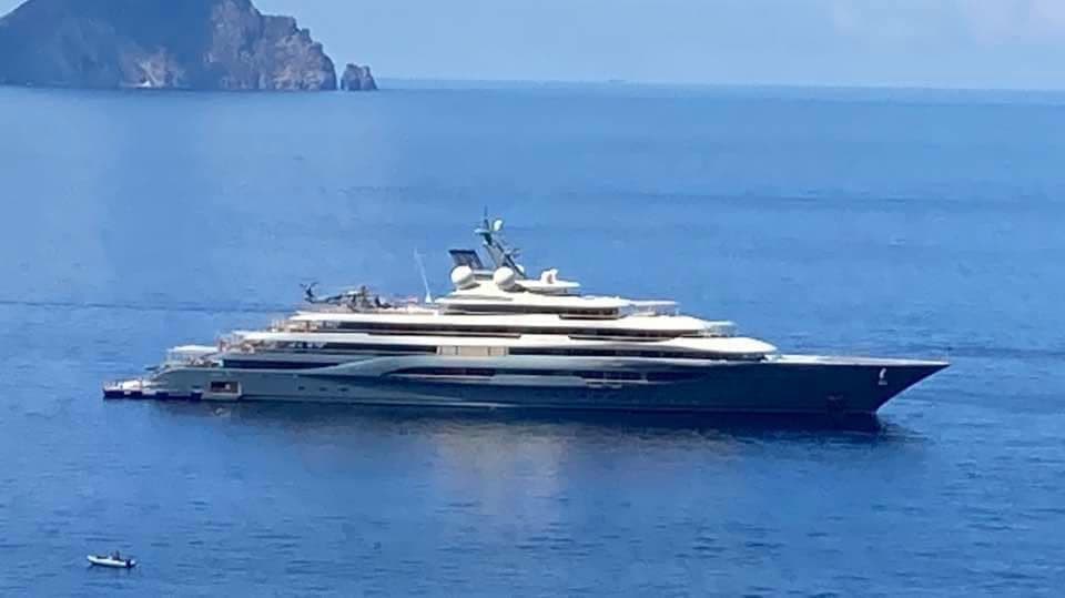 Jeff Bezos, proprietario di Amazon avvistato a Ponza con il suo yacht da 136 metri