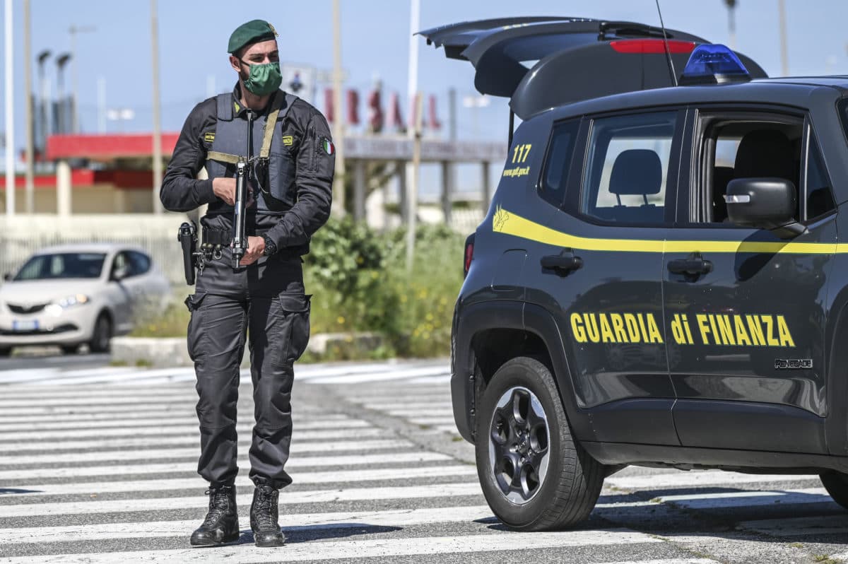 Guardia di Finanza dona alla Croce Rossa centinaia di capi di abbigliamento di marche contraffatte sequestrati dai Baschi Verdi