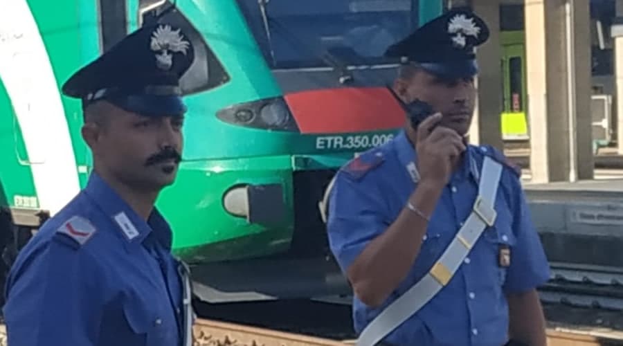 Furto di un portafoglio in treno ai danni di una donna. Immobilizzato il ladro