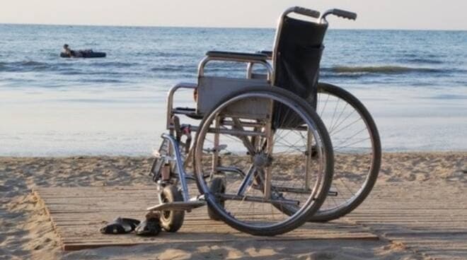 Tutti al mare. Spiaggia libera con passerella per disabili
