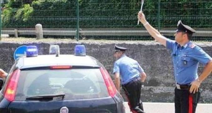 Non si ferma all'ALT: lunghissimo inseguimento. Arrestati madre e figlio
