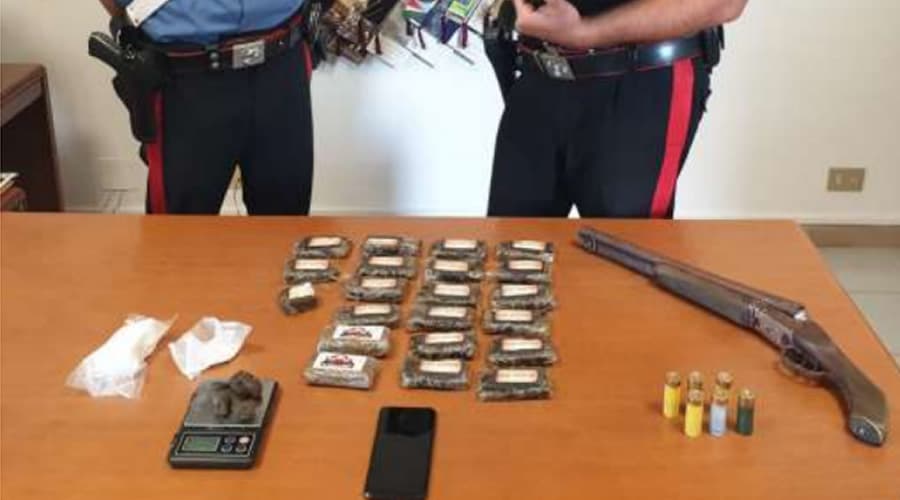 Sorpreso con un fucile illegalmente detenuto e alterato, hashish e cocaina un uomo di Santi Cosma e Damiano