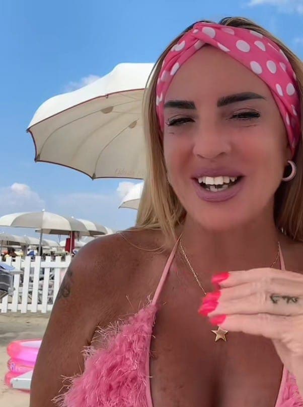 LA TIK TOKER SISSY IN VACANZA A SCAURI FRA MARE E VIDEO VIRALI