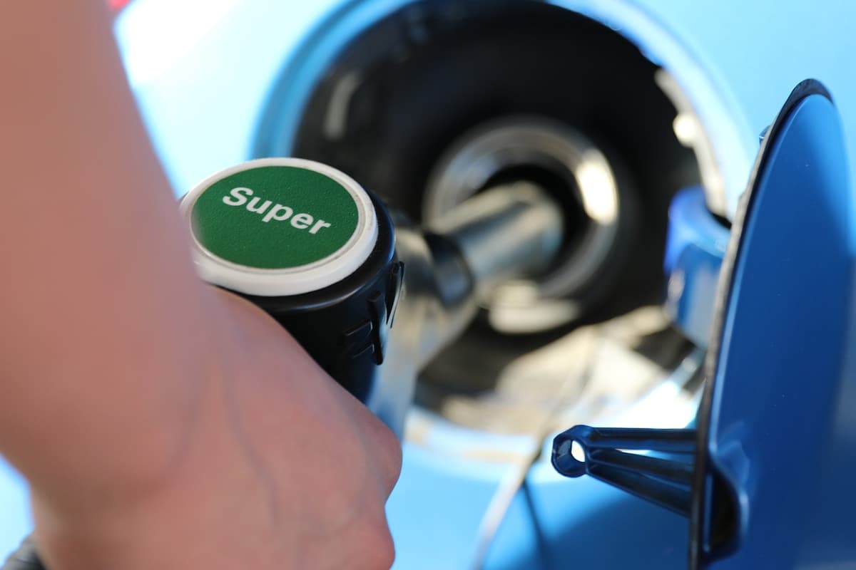 Aumento prezzi benzina Italia agosto 2023: cause e conseguenze