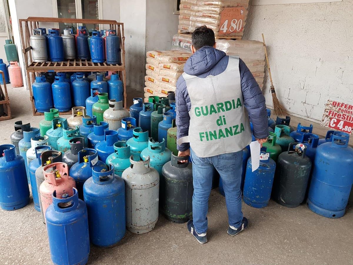 Fiamme Gialle sequestrano oltre una tonnellata e mezza di GPL in bombole, denunciati due responsabili