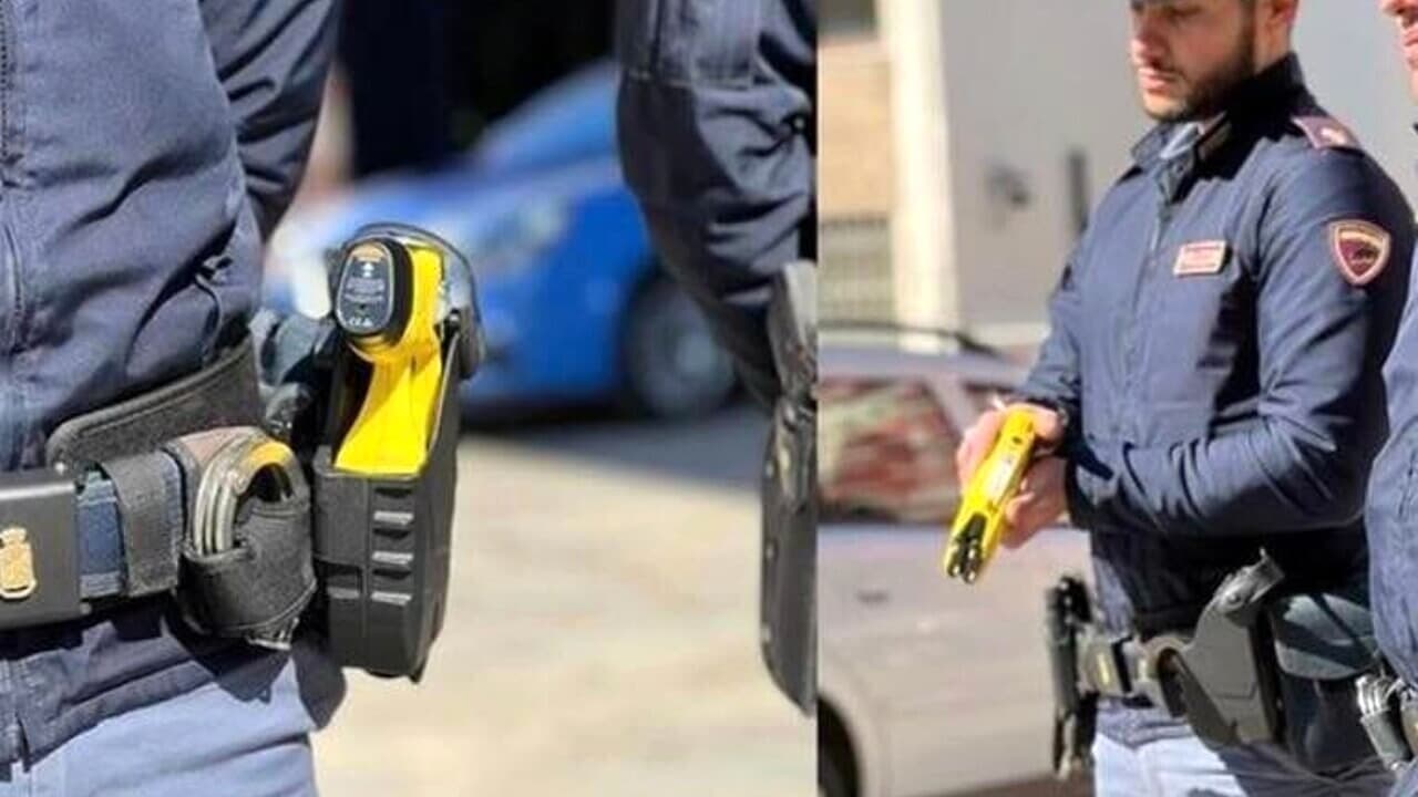 Energumeno minaccia i presenti con un bastone pieno di chiodi. I poliziotti hanno utilizzato il TASER