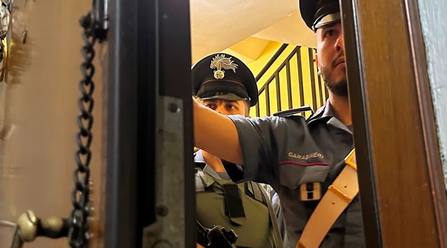 Occupa un'abitazione privata con il proprio nucleo familiare. Notificato un decreto di sequestro preventivo