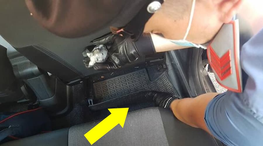 Sperlonga - Droga occultata sotto il tappetino dell'auto. Controlli dei carabinieri sulla Flacca