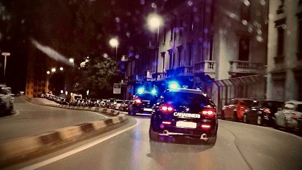 Fugge forzando un posto di controllo. Era ubriaco e non aveva mai conseguito la patente
