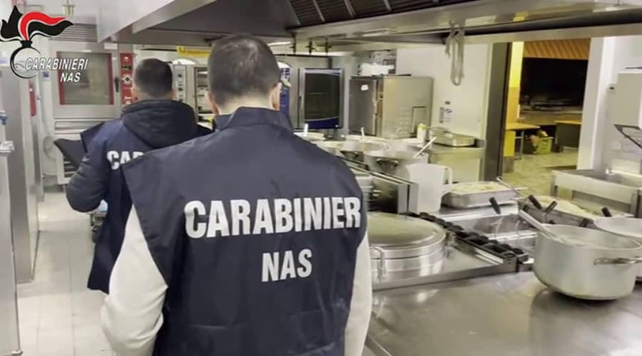 NAS, Mense scolastiche: mancata tracciabilità degli alimenti. Trovato un pezzo di plastica in un panino